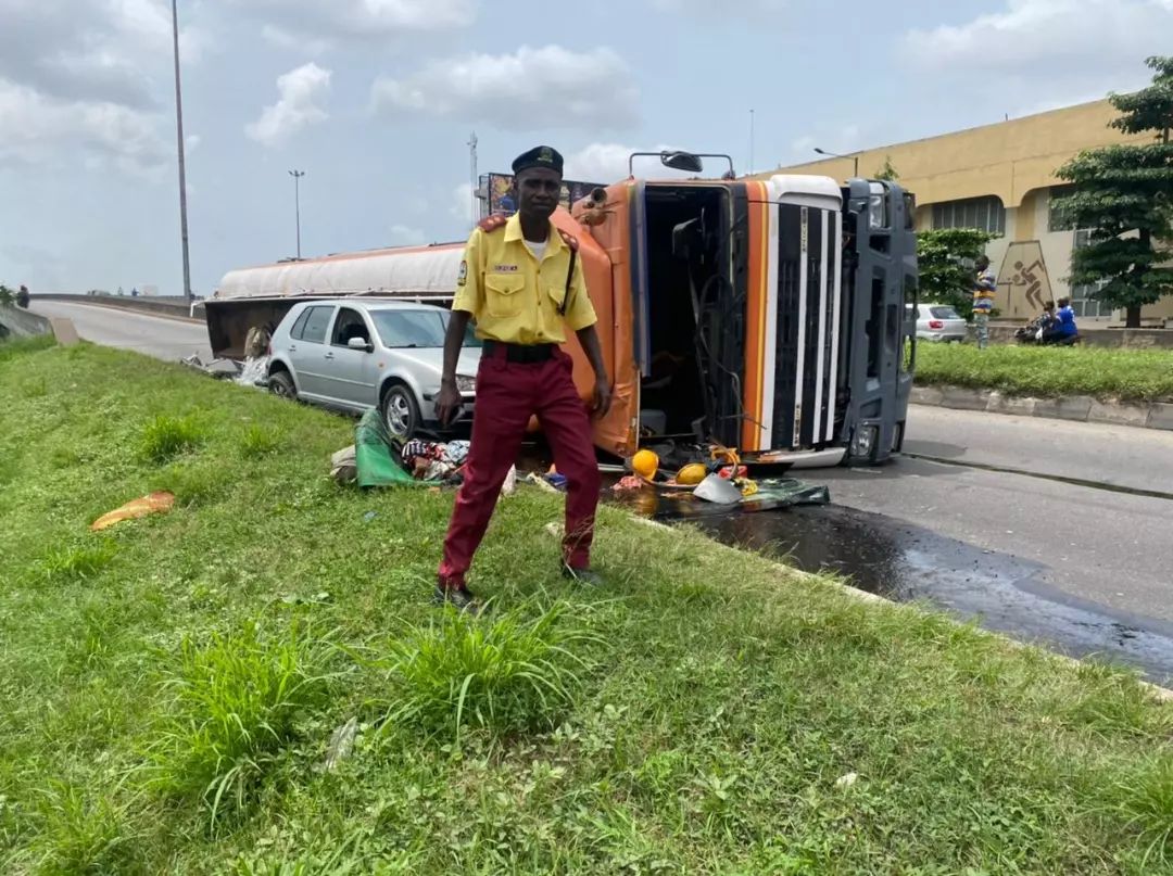 Petrol-Laden Tanker Overturns Near Stadium Bridge, Surulere, Lagos