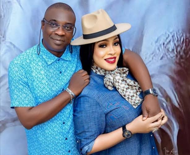 K1’s Wife Emmanuella Rejects Portrait Gift From Fan at Mother-in-Law’s Burial